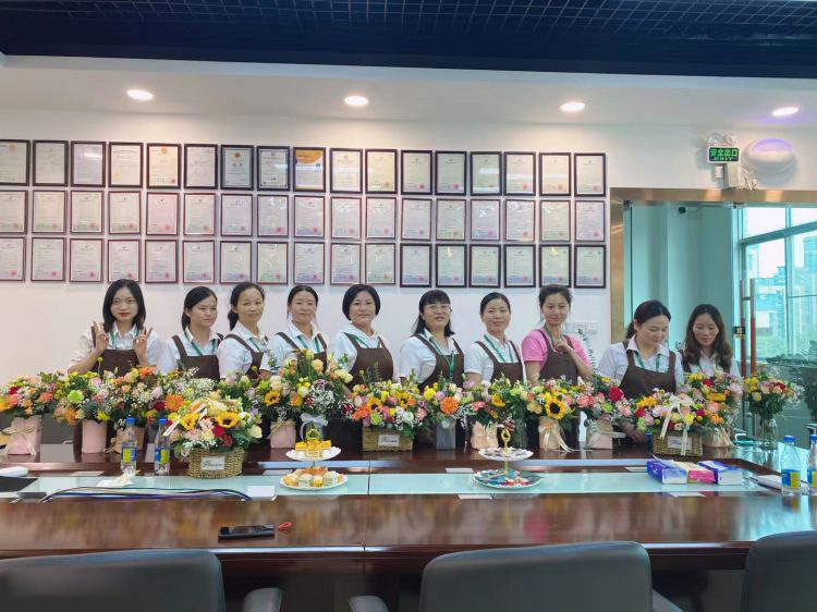 雅香麗化妝用品(深圳)有限公司 邀請(qǐng)專業(yè)插花師為員工講解插花技巧